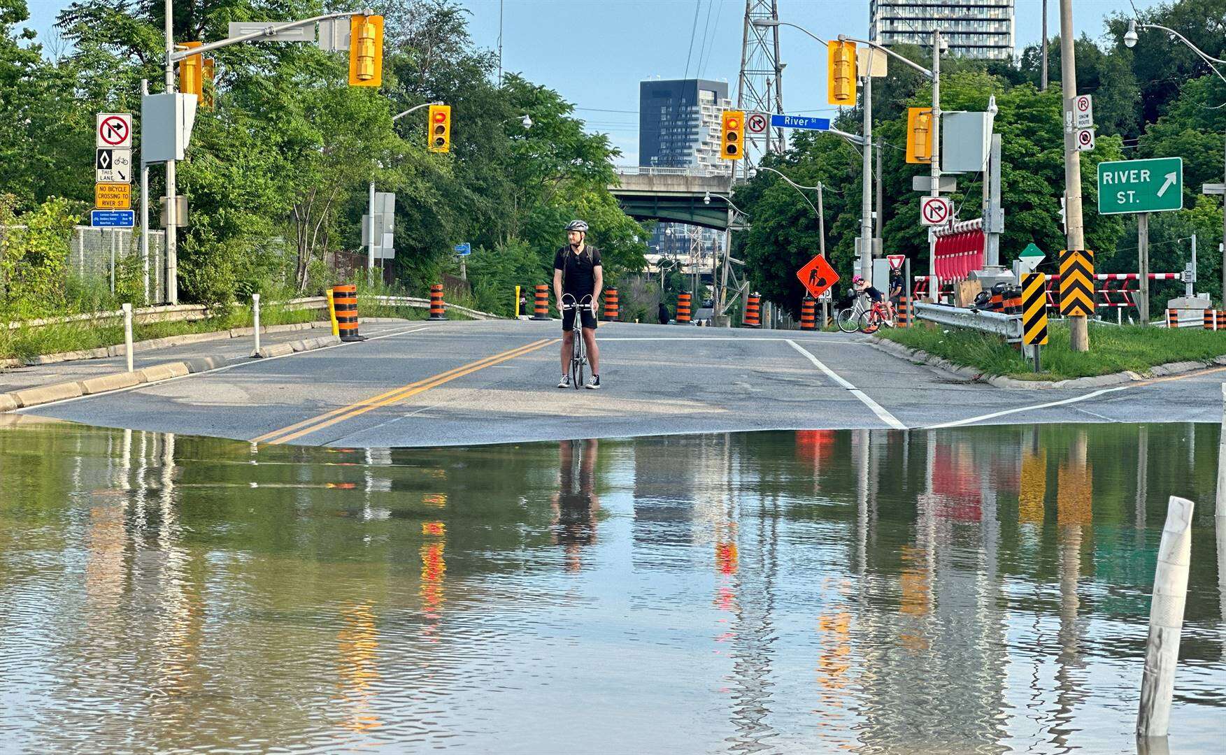 KYK | Oorstromings in Toronto veroorsaak kragonderbrekings, ontwrig verkeer