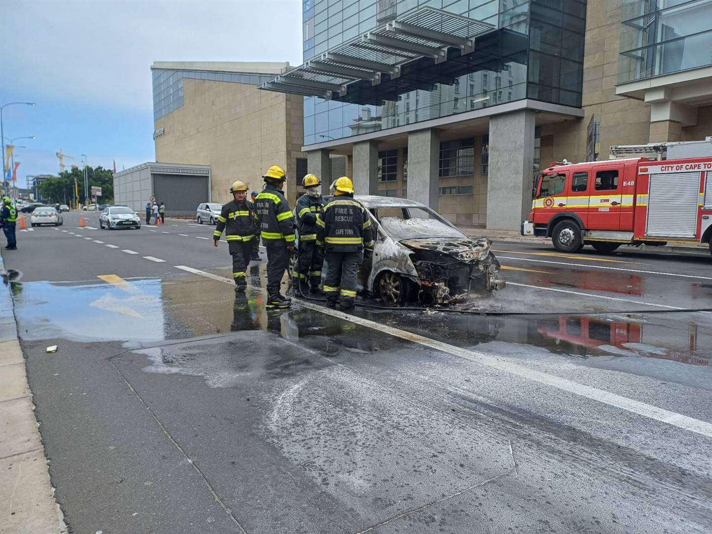 Motoris stom geskok toe sy motor in Kaapse middestad uitbrand