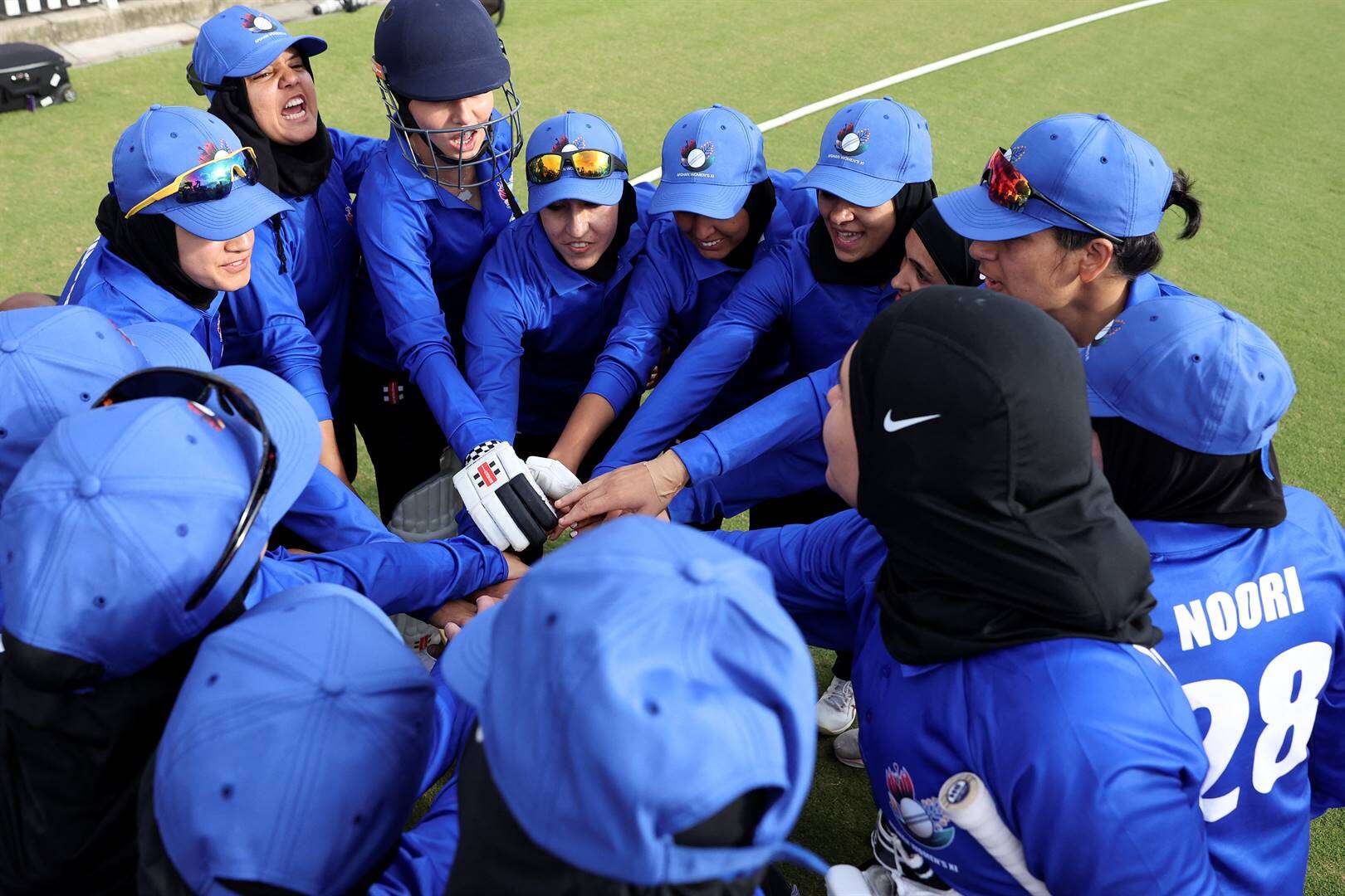 Afgaanse vrouekrieketspelers kry hulp van vlugtelingfonds