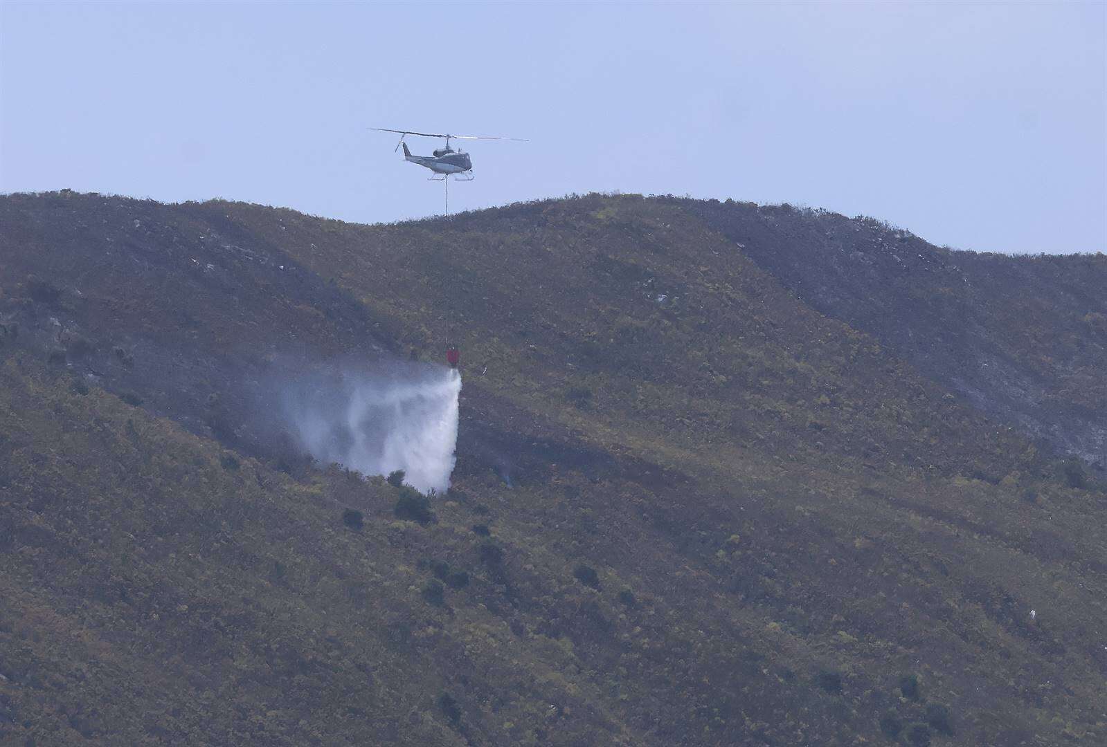 Brand woed voort in Overberg, maar reën help