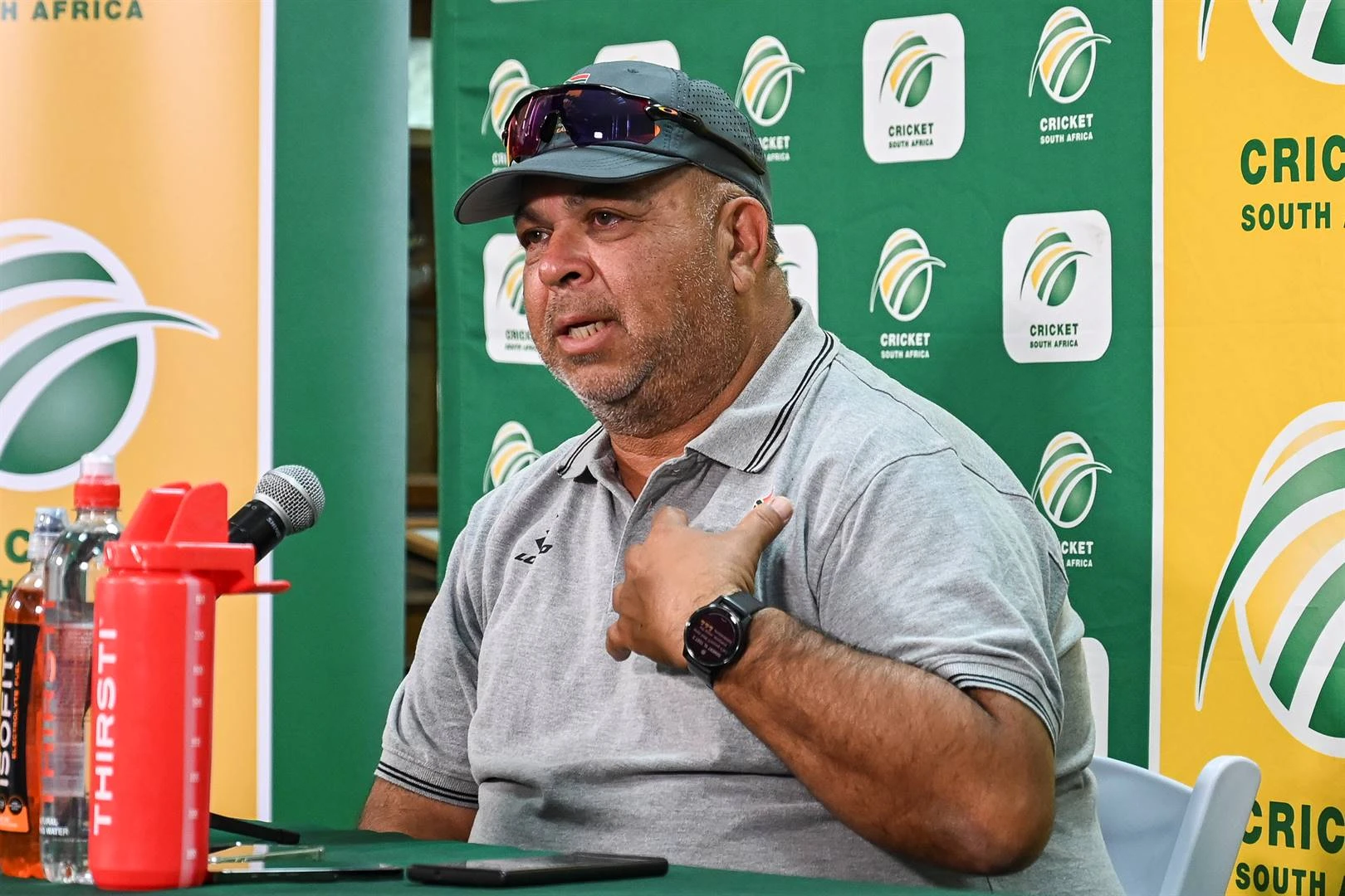 Shukri sit voet neer: Proteas kom eerste