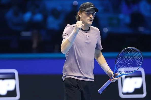 Aussie-Grand Slam-wenner vir 18 maande geskors