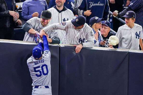 KYK | Yankees-aanhangers ruk bal uit Dodgers-ster se hande