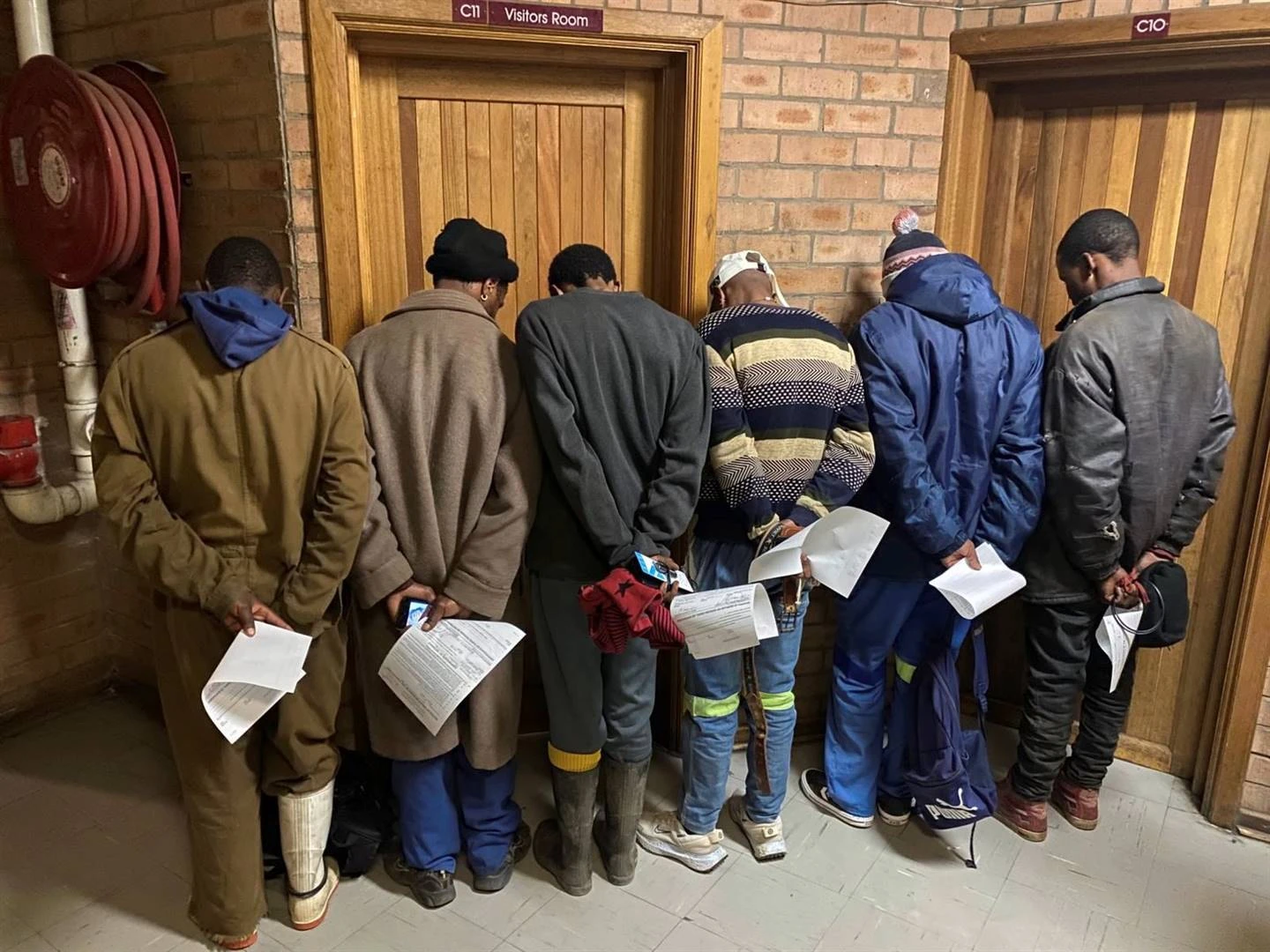 6 veewagters vas wat glo vermeende veediewe vermoor, in put gooi
