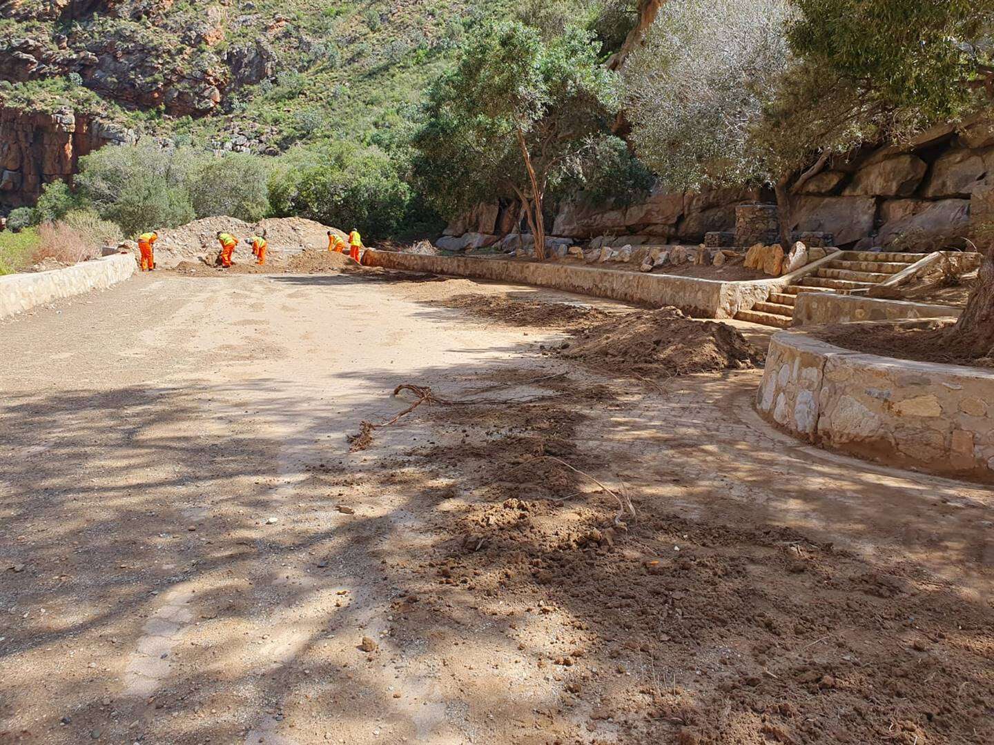 Meiringspoort: Ruskamers steeds gesluit, pad na waterval oop