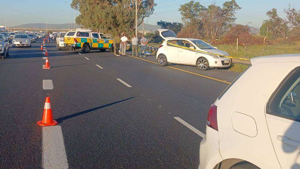 Twee dood, een gewond in skietery met polisie op N1 in Kaapstad