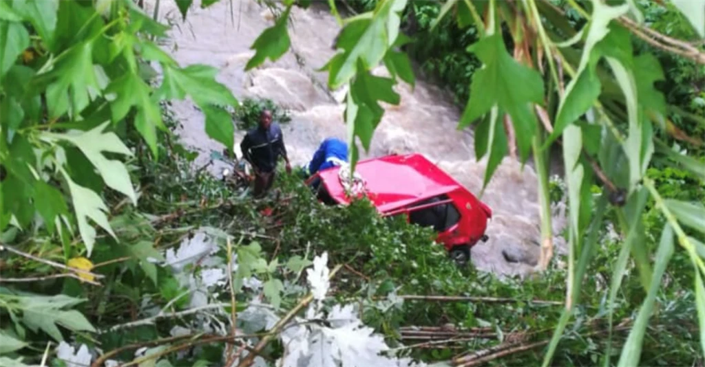 WATCH | Cop critically injured at KwaZulu-Natal accident scene where car rolled into river