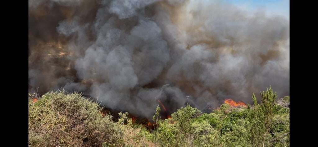 WATCH | Paarl Mountain fire contained after burning dangerously close to homes, private property