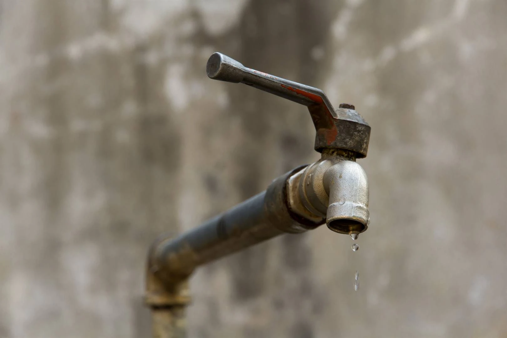 Munisipaliteite skuld meer as R28 mjd. aan waterrade