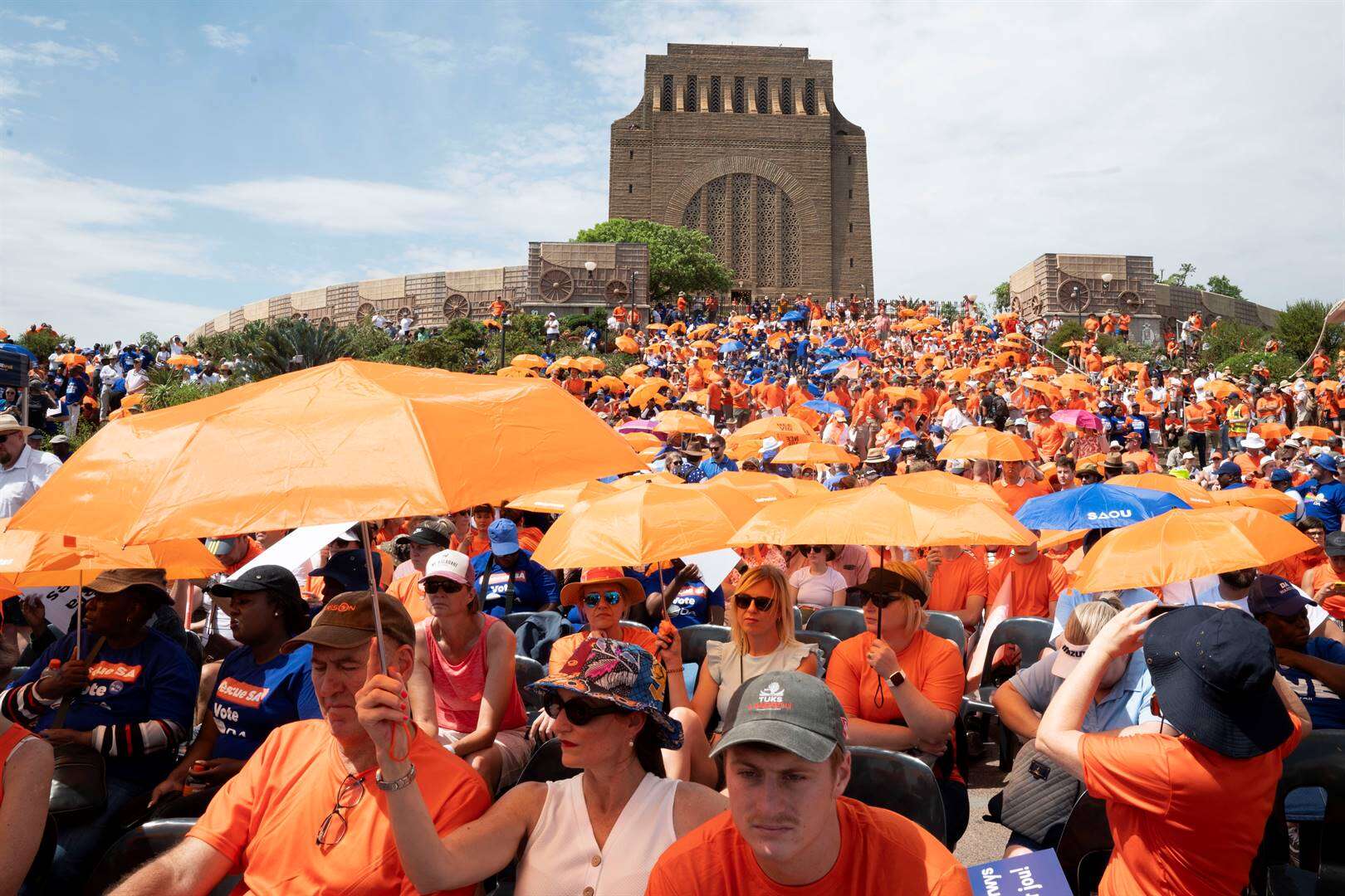 Afrikaanse mense voel veilig, geborge by Voortrekkermonument – Solidariteit