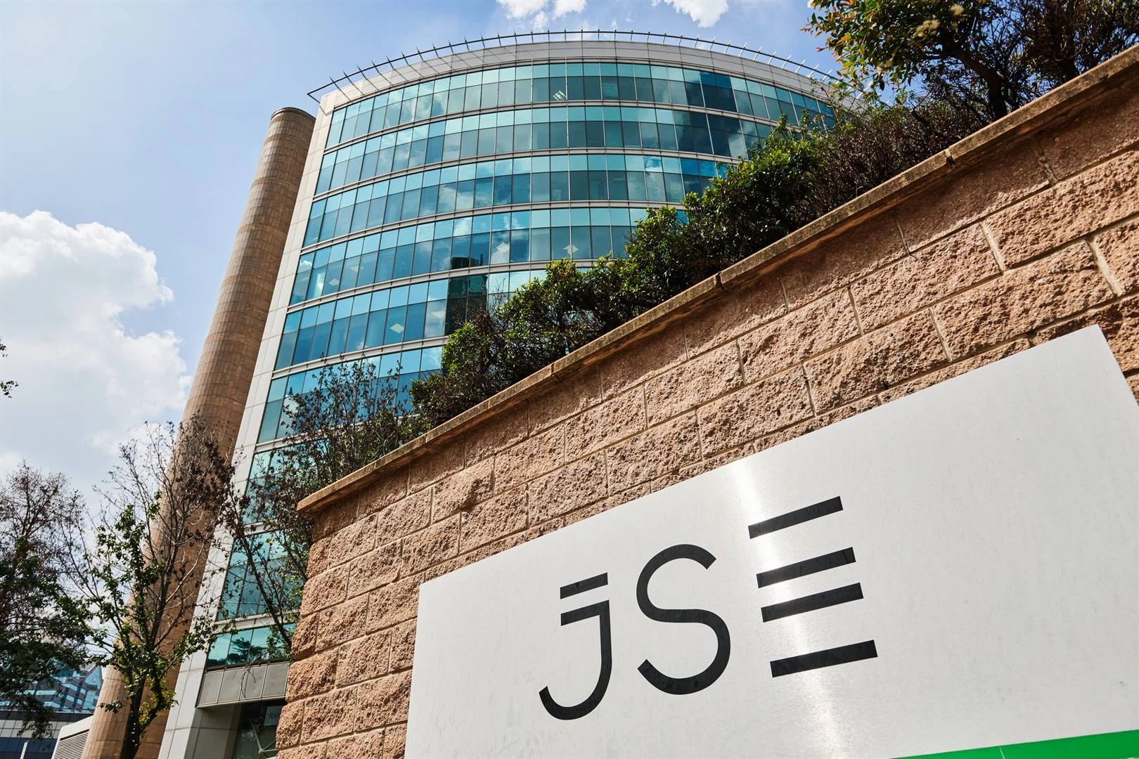 JSE sluit op rekord bo 100 000 punte, aangehelp deur Sasol en Naspers