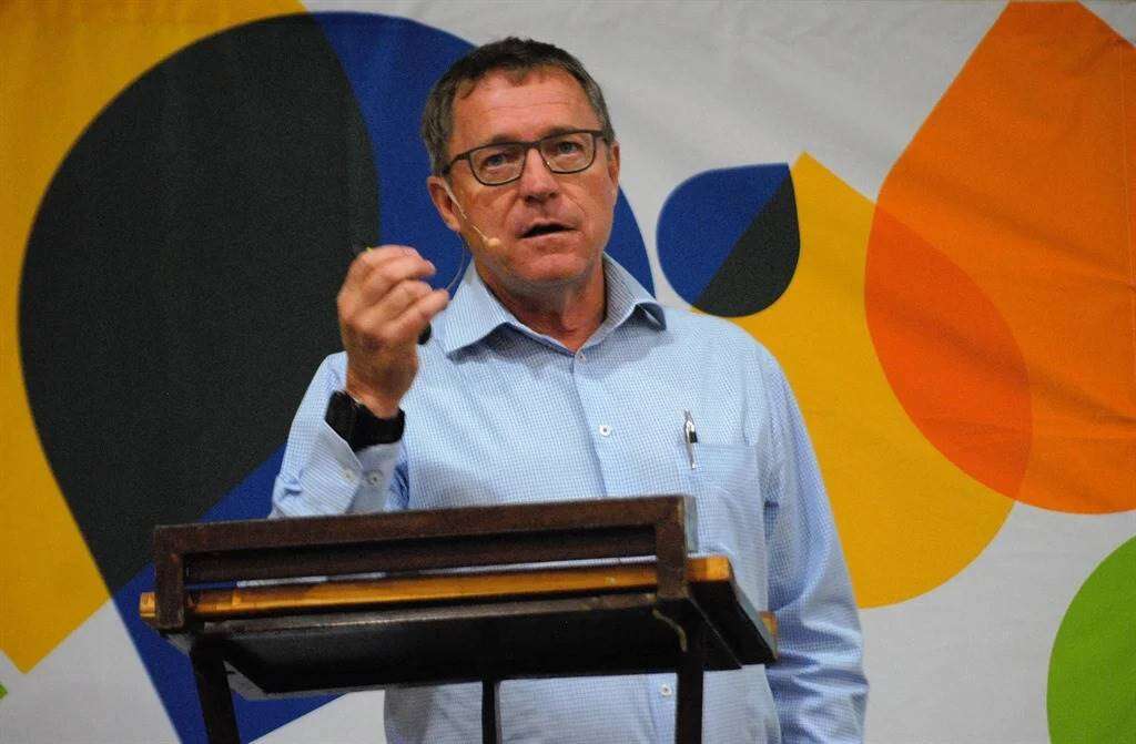 G’n kans dat dié ‘patetiese poging’ van ’n begroting goedgekeur word – Dawie Roodt