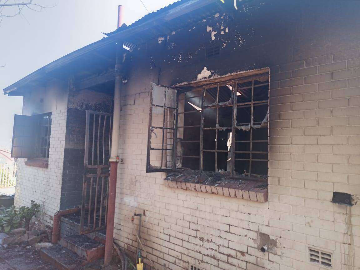 Ma en kleuter sterf in brandende huis in Germiston