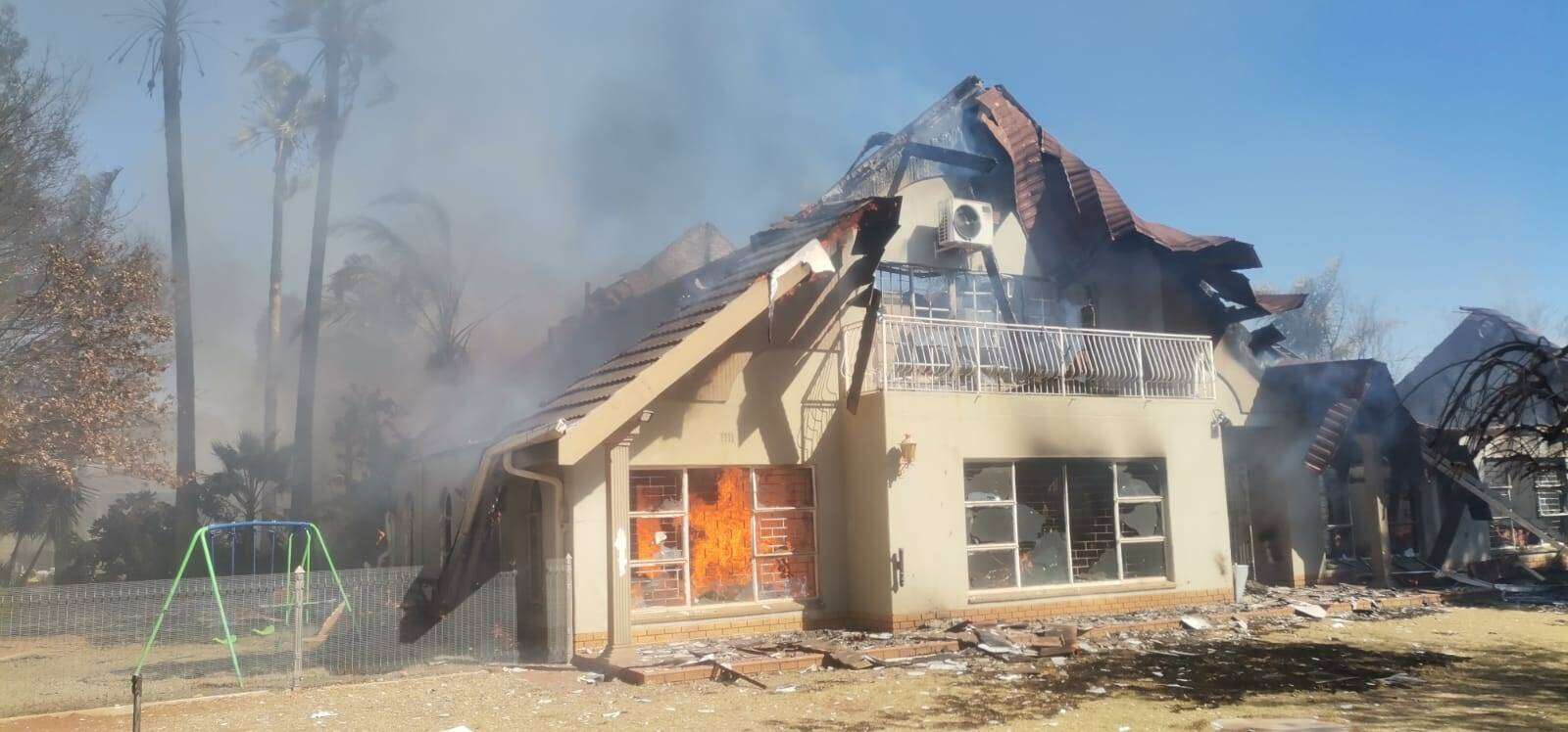 Carletonville-huis deur vlamme verswelg