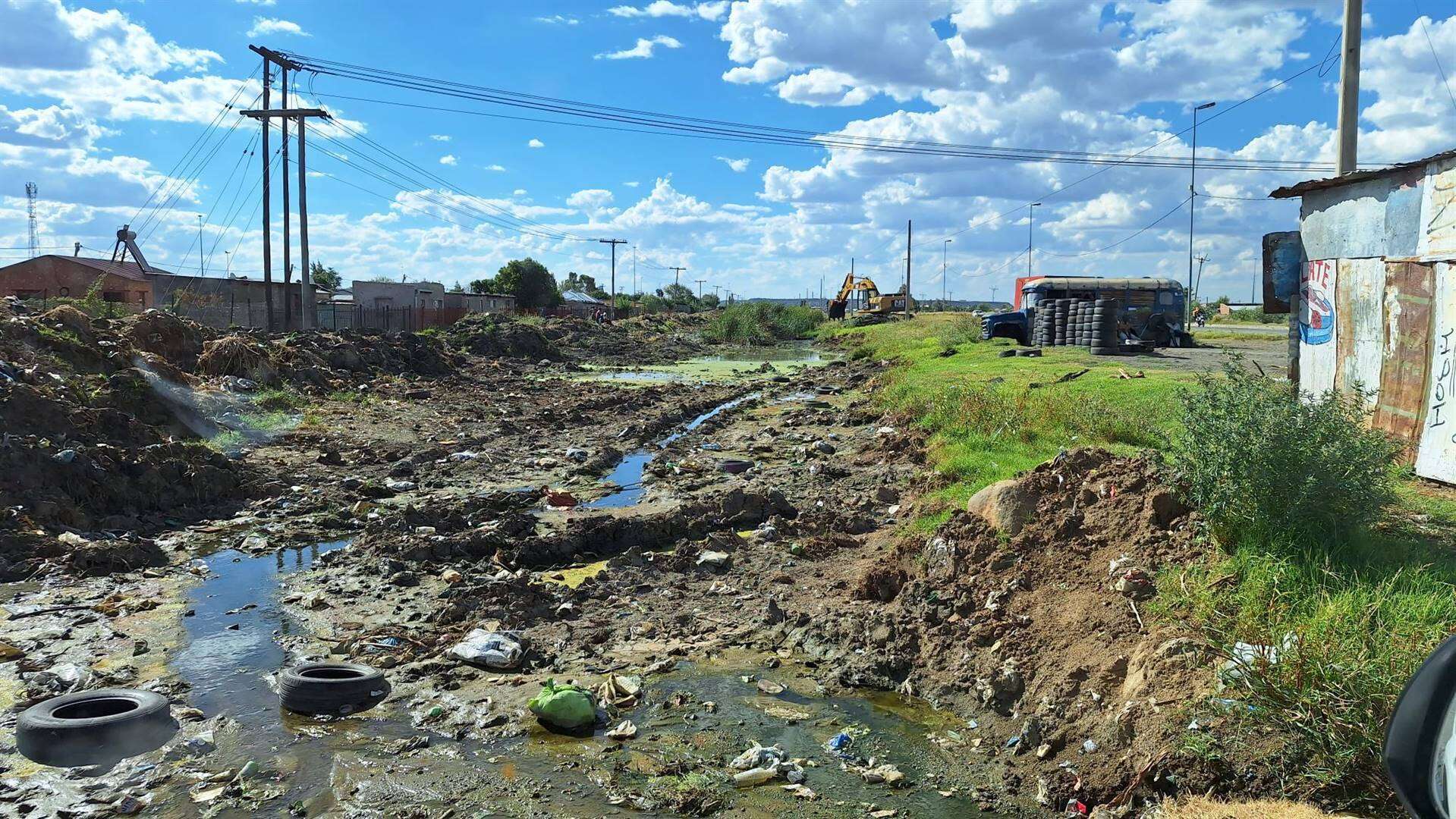 Freedom Square in Bfn deur rioolvuil verswelg