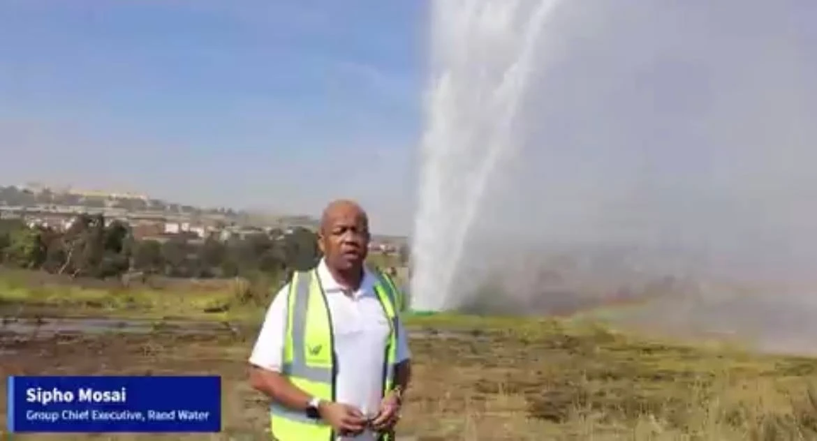 Mogale City ‘laat inwoners in die steek’ weens te min tenkwaens toe krane droogloop