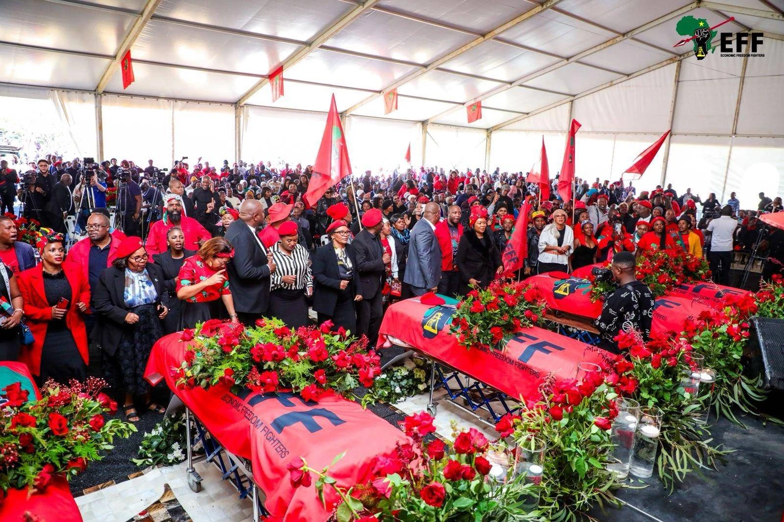 Malema bring hulde aan EFF-ondersteuners wat in busongeluk sterf
