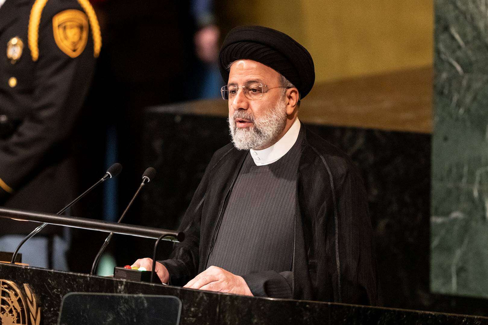 Omstrede bevelvoerder registreer om Iranse president te word