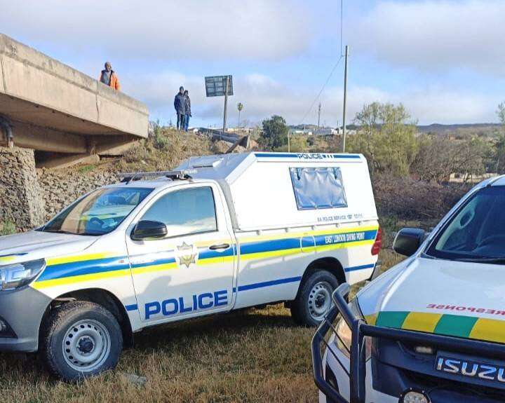 2 passasiers vermis nadat bakkie in rivier beland