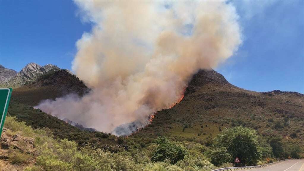 Fire crews battle raging Mitchell's Pass fire outside Ceres