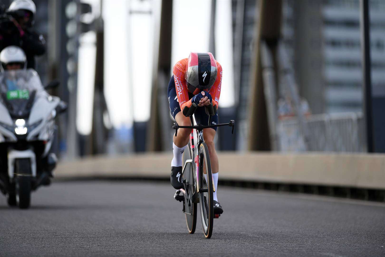 Vollering wen skof én neem geel trui in Tour de France