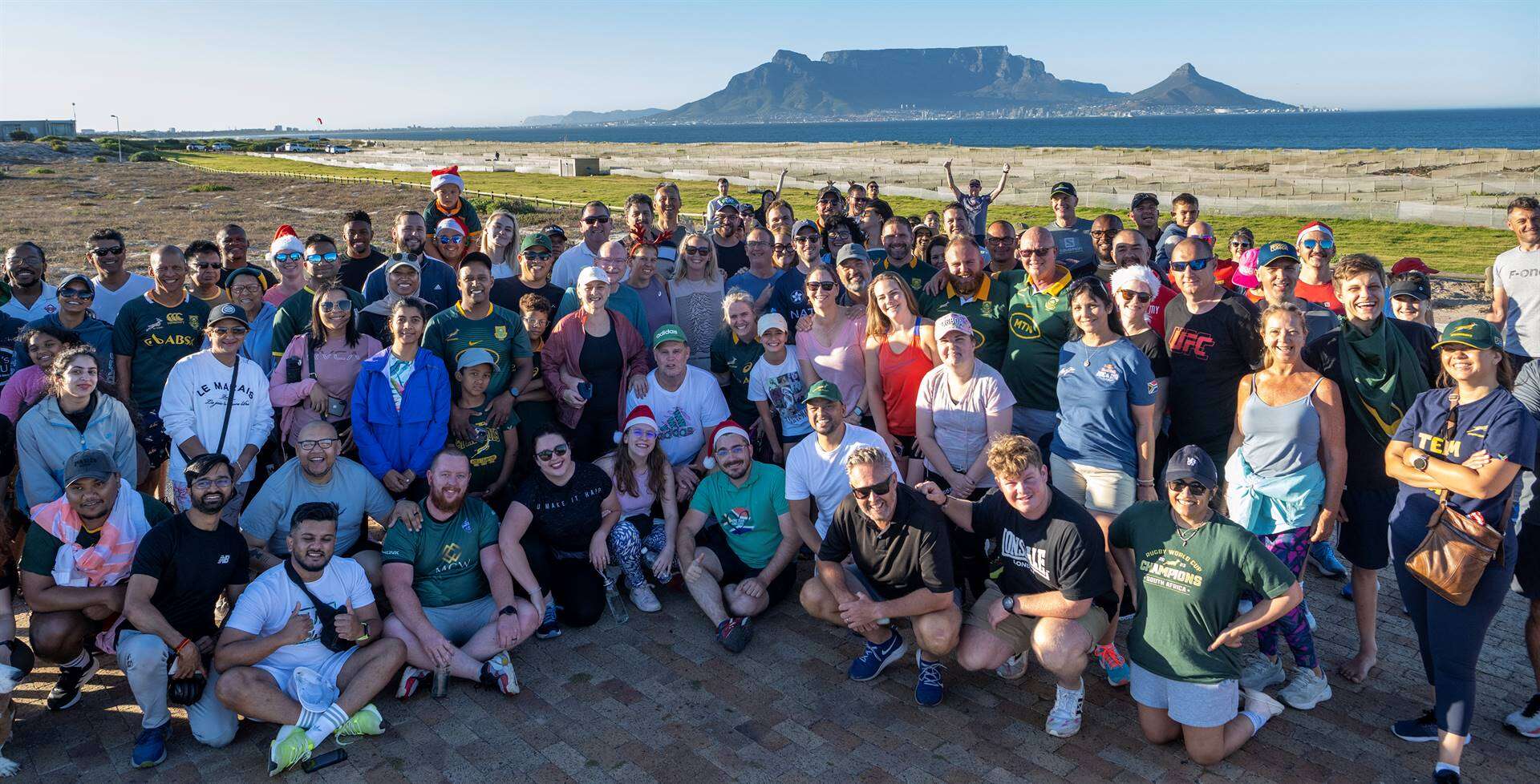 KYK | Rassie stap Kersoggend op Bloubergstrand saam met byna 80 ‘rugbyfamilielede’