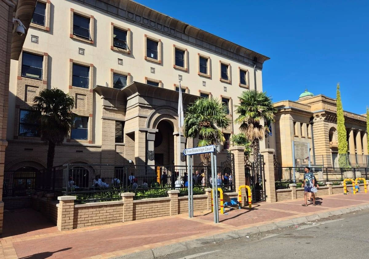 Legally Armed SA sleep polisie hof toe oor lui papierwerk