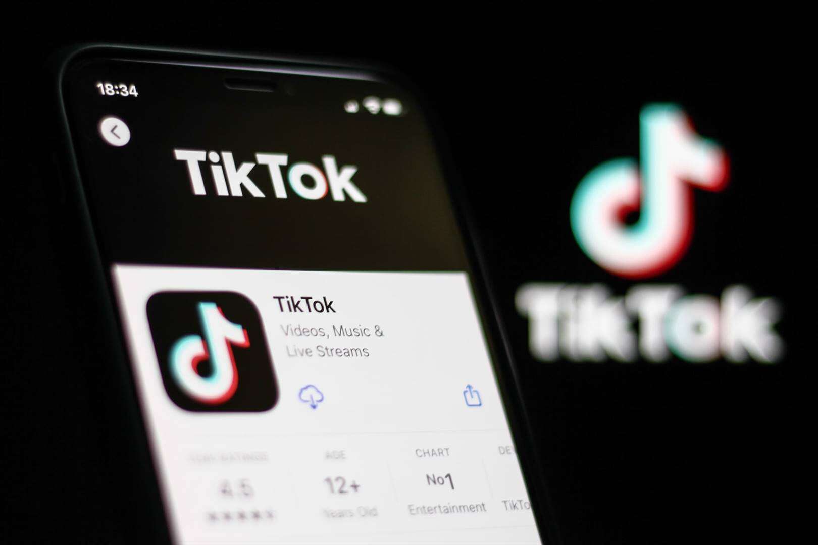 Skok oor TikTok-video van Upingtonse seun wat man k-woord toesnou