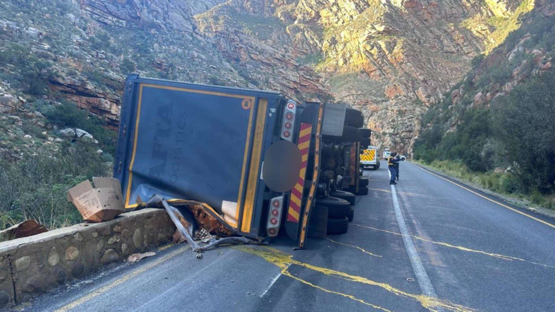 Vyf dood toe motor omslaan, trok verloor vrag eiers in Meiringspoort