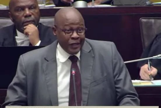 Brian Molefe kap in parlement terug oor opmerkings oor korrupsie