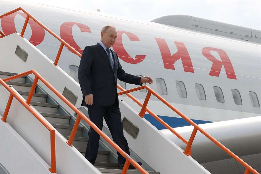 Putin flies into North Korea with promise to back it against the US