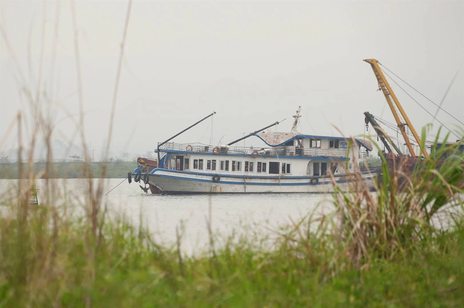 38 dood, talle vermis ná toeristeboot in Viëtnam omslaan