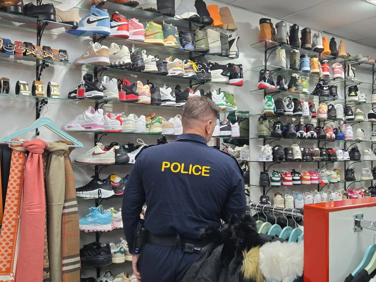 Polisie lê beslag op R19 m. se vervalste goedere in Bloem