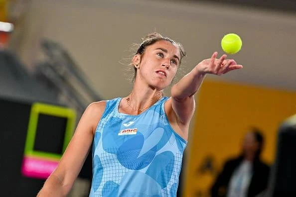 Olimpiese medaljewenner neem onbepaalde blaaskans van tennis