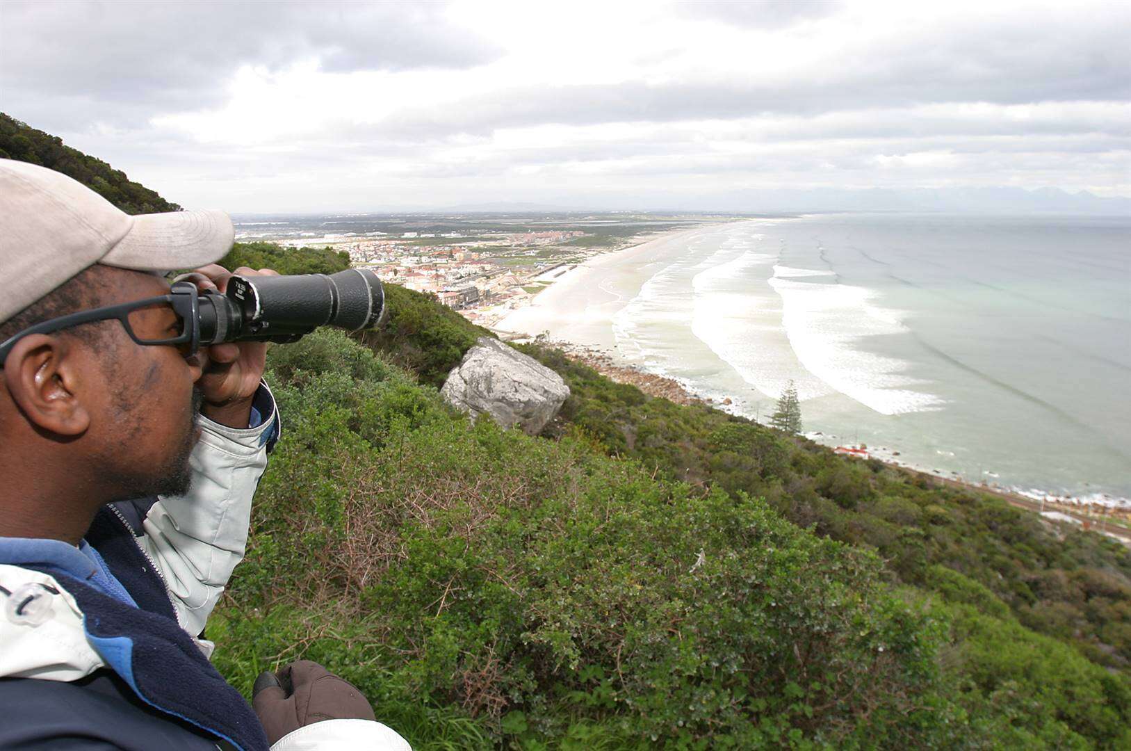 Rowers val Duitse paartjie op Kalkbaaiberg aan, man gesteek