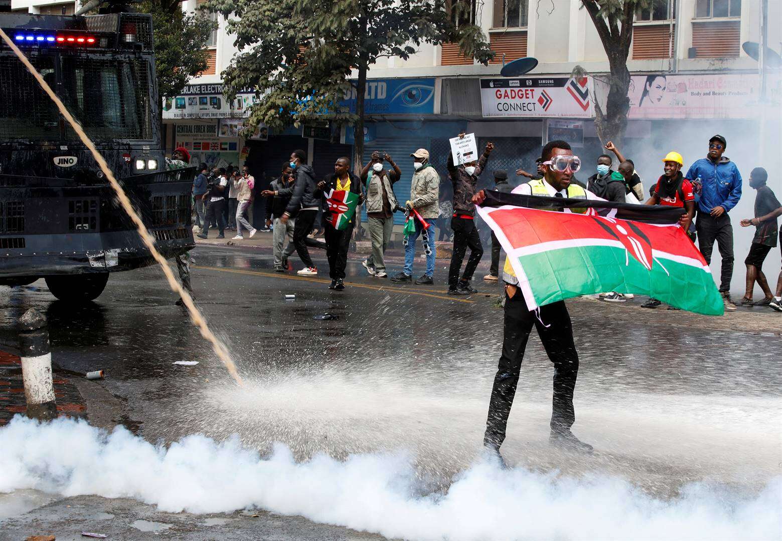 Betogers dring parlement in Nairobi binne