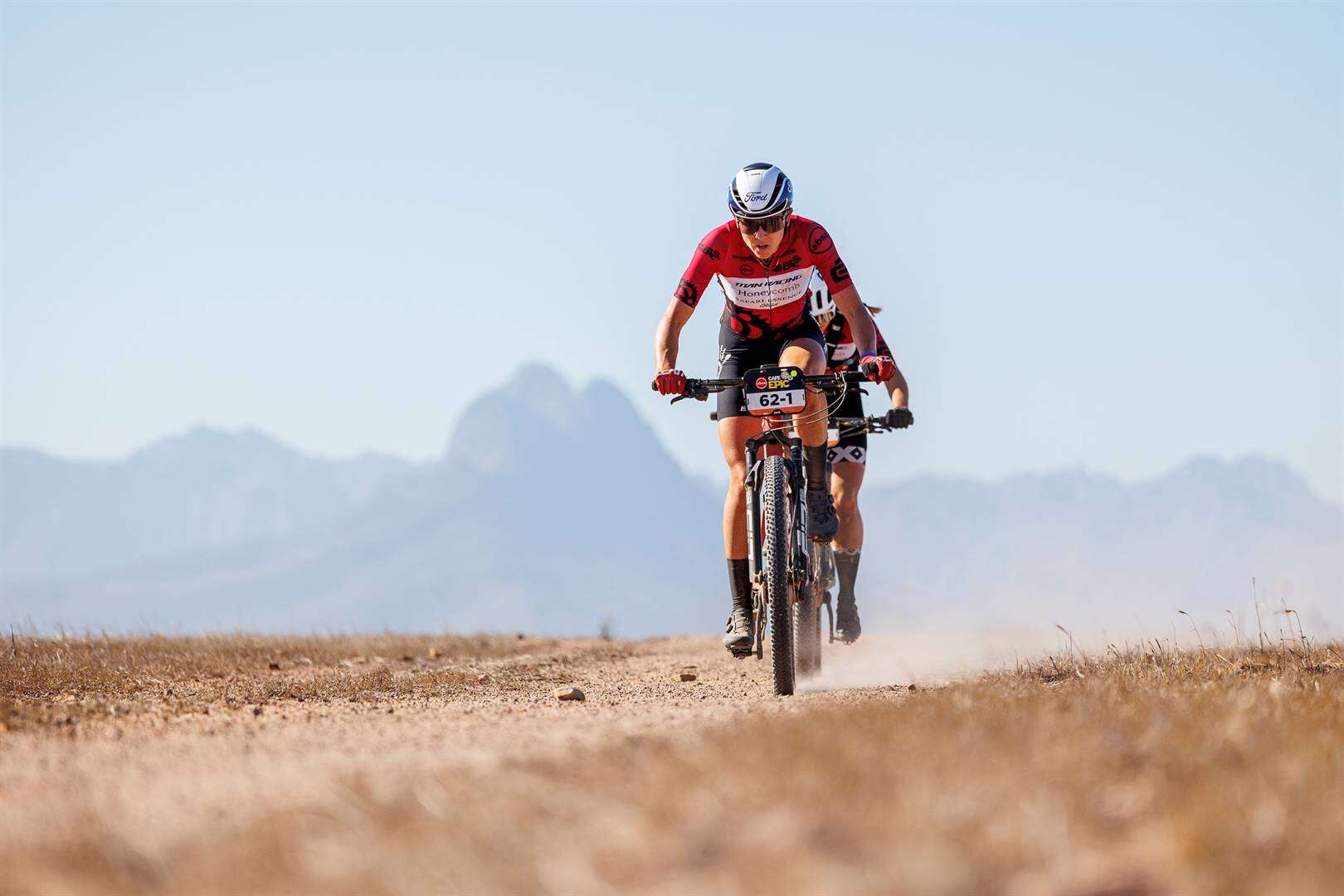 Cape Epic: Taai klimme, bloedige hitte wag nou op ryers