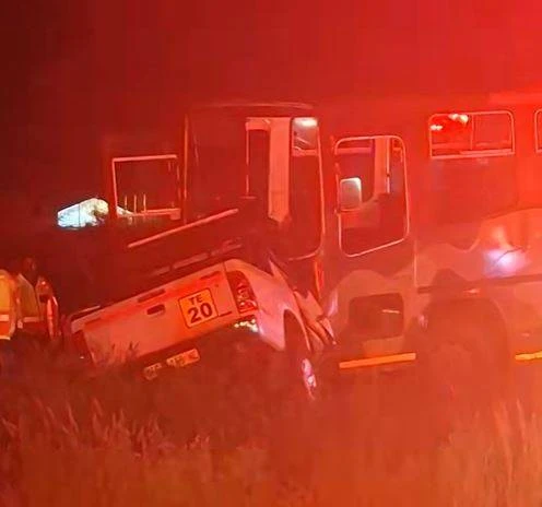 Een dood toe mynbakkie teen SANW-bus met soldate bots
