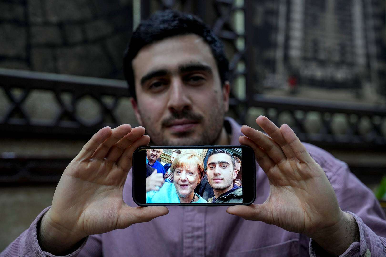 Siriër bekend om selfie met Merkel wil in Duitsland bly