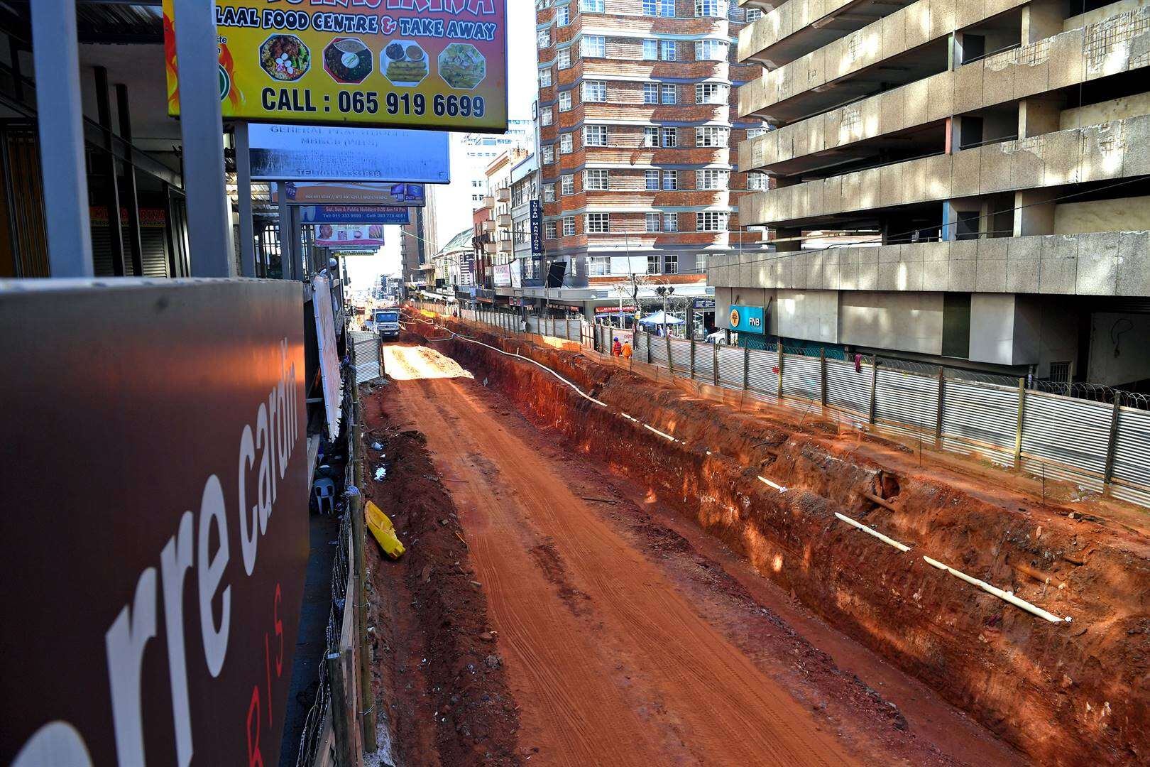 FOTO’S | Metro dreig kontrakteur oor Lilian Ngoyi-straat se herstelwerk sloer