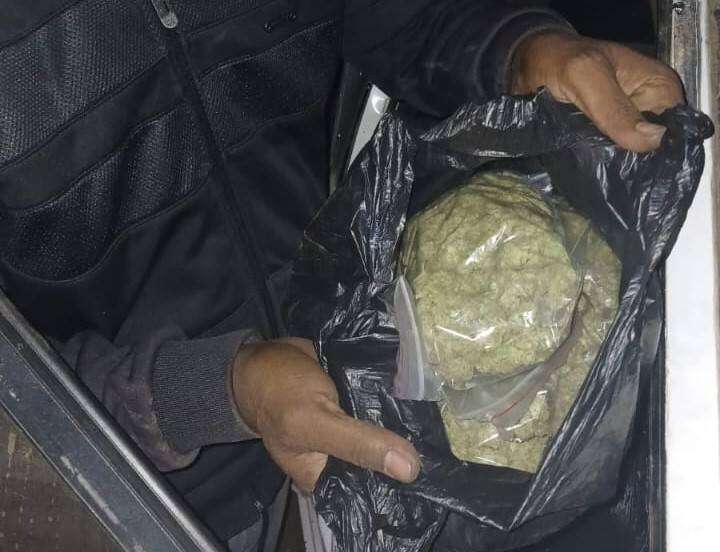 2 vas ná motor rol toe hulle van polisie wegjaag; dagga gevind