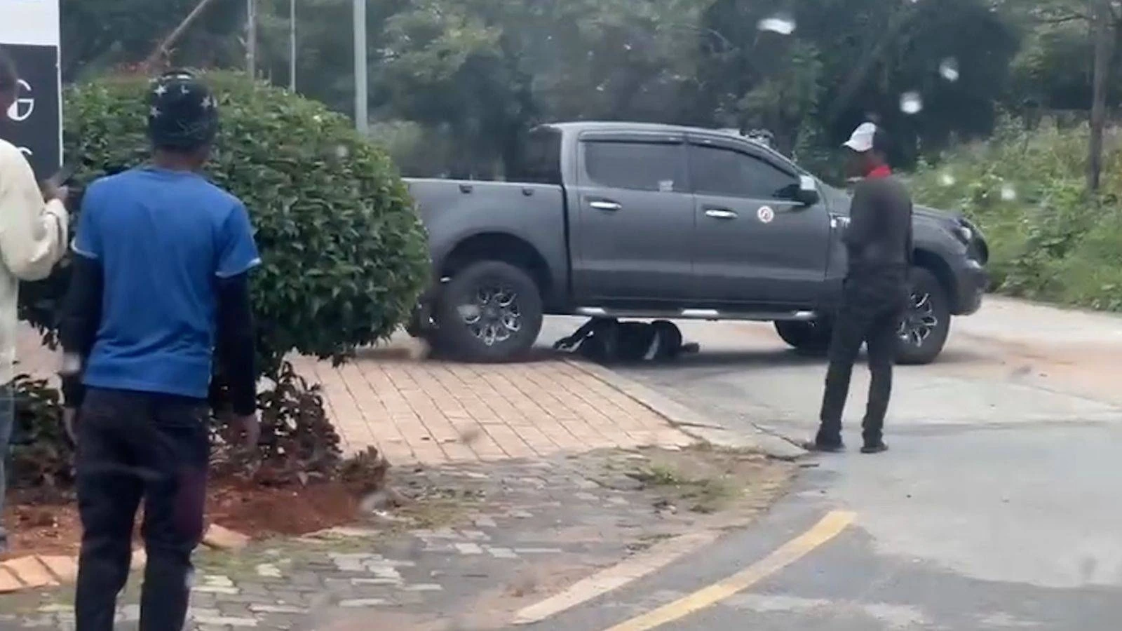 Bakkie ‘hop’ soos dit weer en weer oor man ry, maar polisie kry nog nie bestuurder