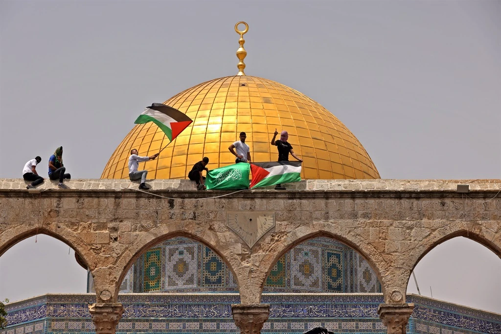 Gaza truce holds as Israel admits Jewish visitors to flashpoint site