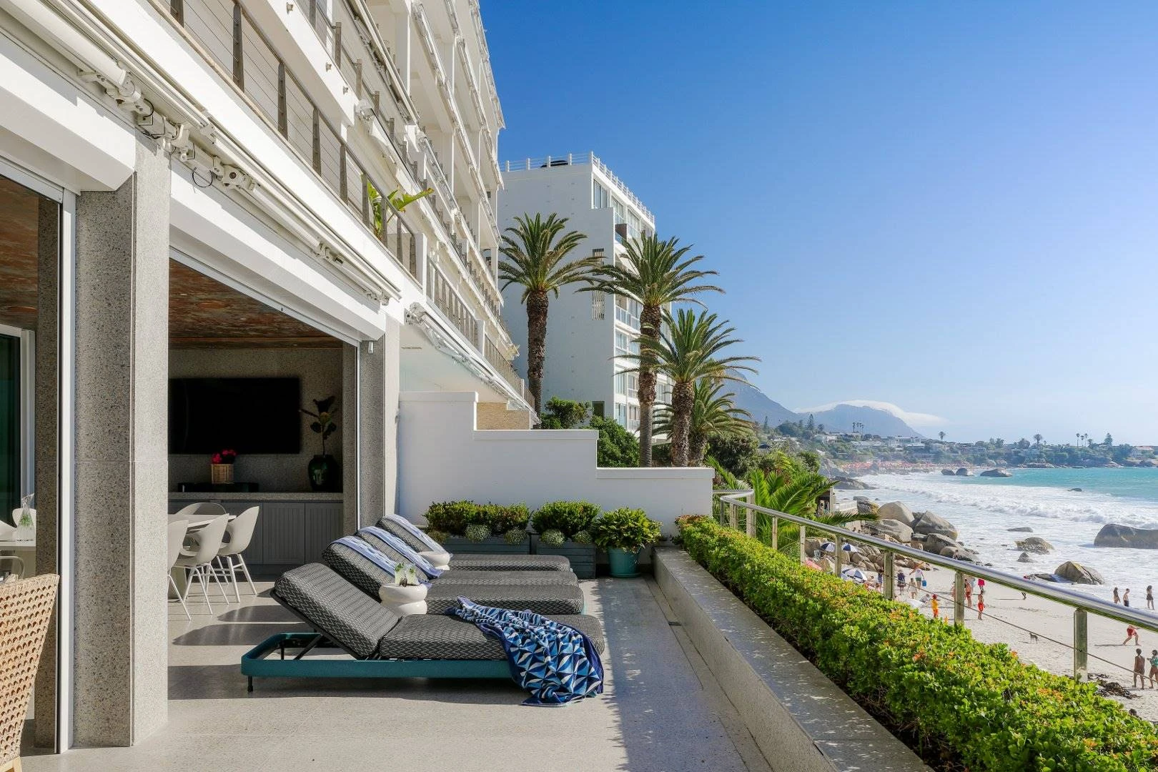 Clifton-woonstel verkoop vir byna R145 m.; hiér is nuwe eienaar van Ritz