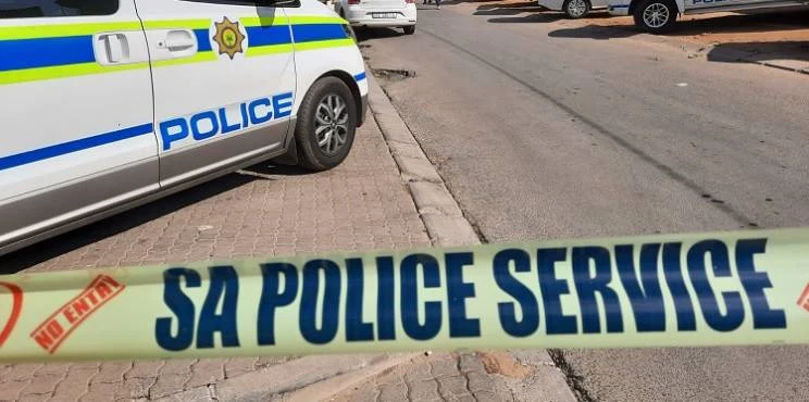 5 gemaskerde rowers slaan toe op kerk in die Baai