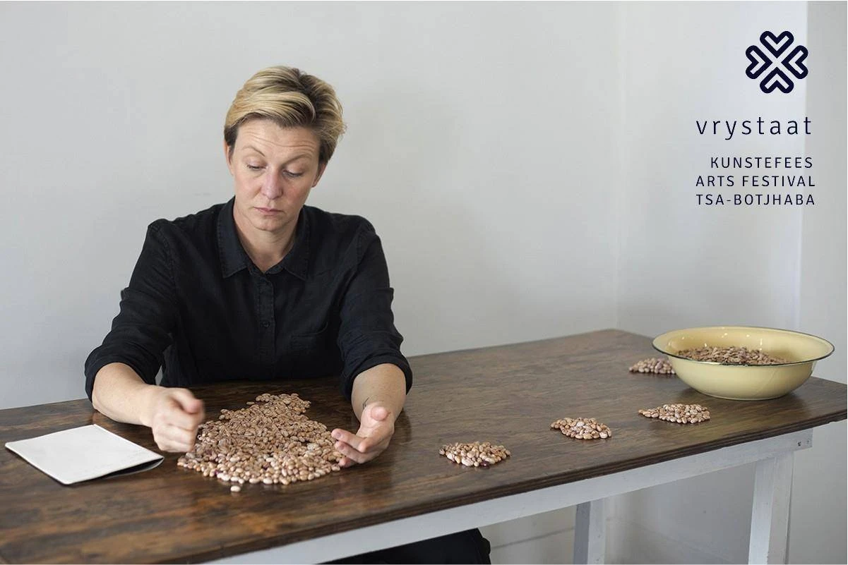 Kunstenaar tel boontjies op fees om mense te wys hoeveel ander ly honger