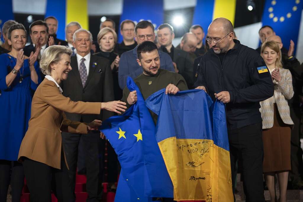 Brussels says Ukraine, ex-Soviet neighbour Moldova, meet criteria to start EU membership talks