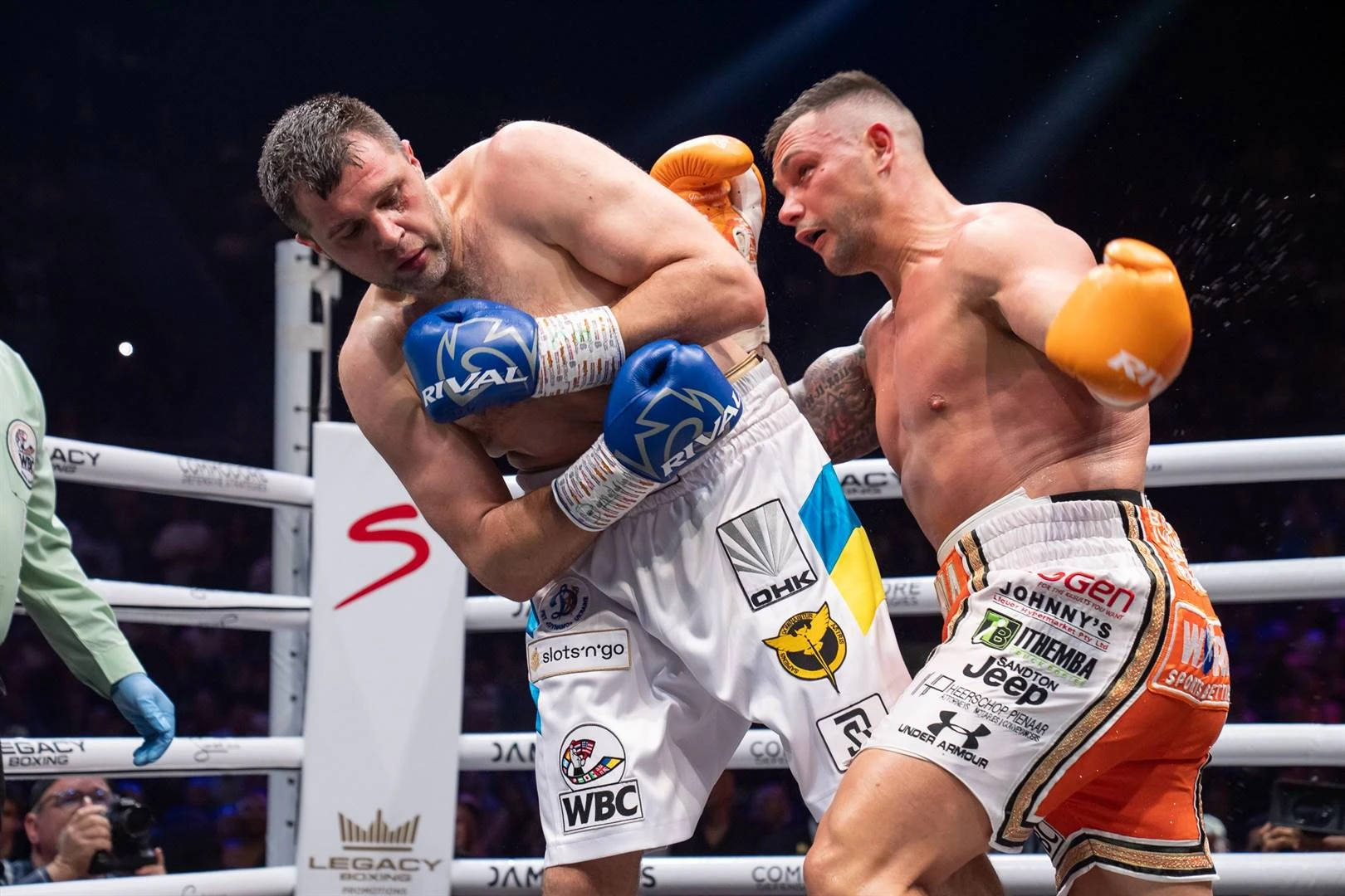 Lerena skuif weer na swaargewig-afdeling op