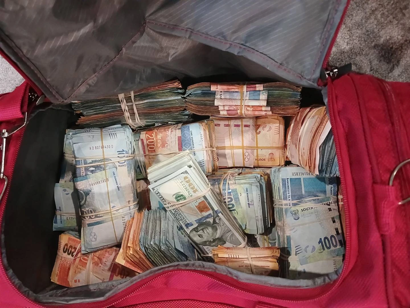 Buitelander in Parklands vas oor R1 miljoen se kontant, bankkaarte