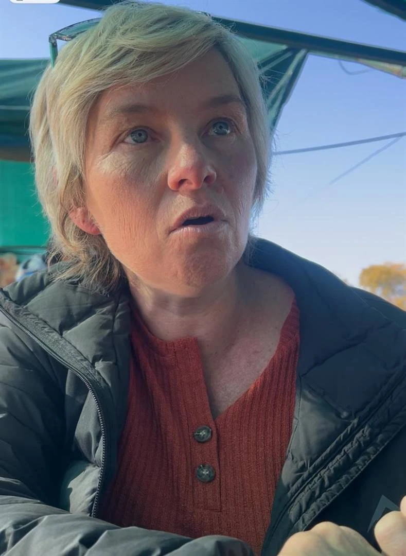 Bloem-boervrou leef in vrees 2 jaar ná plaasaanval ‘omdat ondersoek sloer’